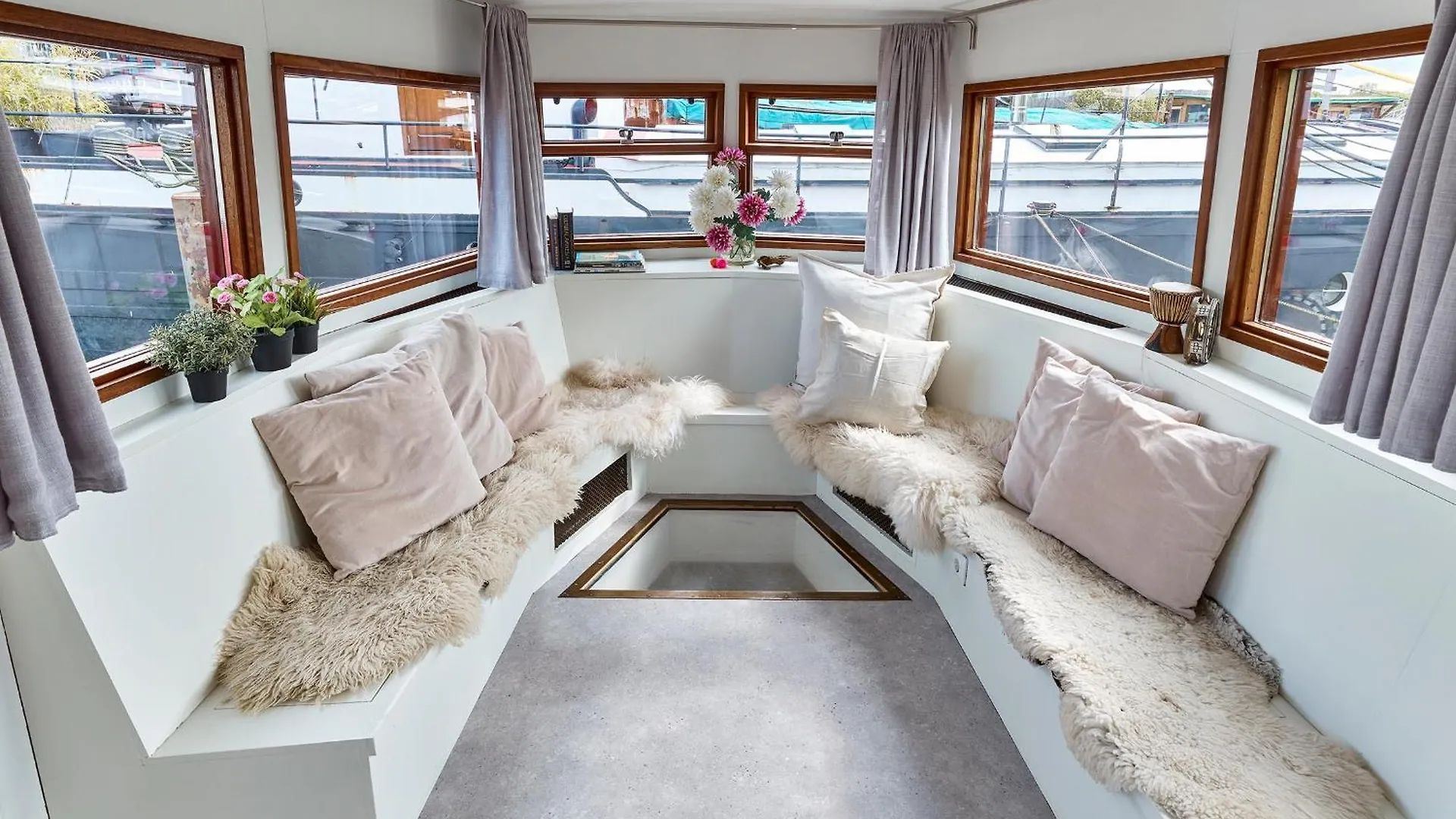 Botel Your Houseboat Amsterdam Netherlands